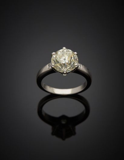 null Solitaire en or gris 18K 750‰, orné d’un diamant brillanté de taille ancienne,...