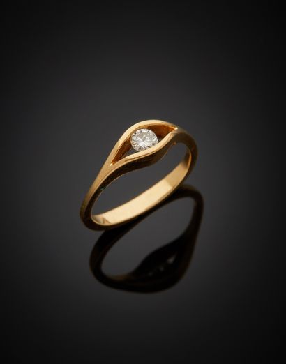 null Ring in 18K yellow gold 750‰, adorned with a brilliant cut diamond.

Finger...