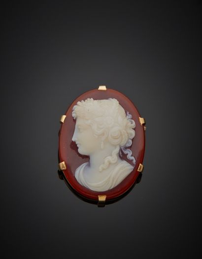 null Broche en or jaune 18K 750 ‰, de forme ovale, ornée d’un camée sur agate représentant...