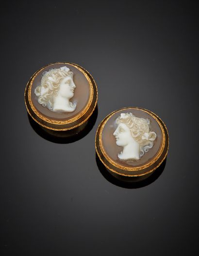 null Pair of 18K yellow gold 750‰ buttons, adorned with cameos on agate depicting...