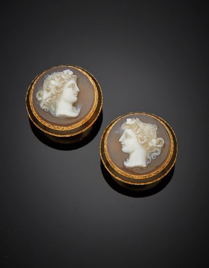 null Paire de boutons en or jaune 18K 750‰, ornés de camées sur agate représentant...