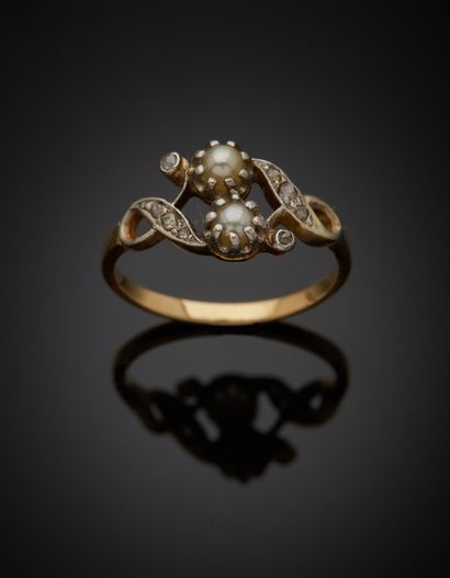 null Two-tone 18K gold 750‰ cross ring, adorned with two cultured pearls in an openwork...