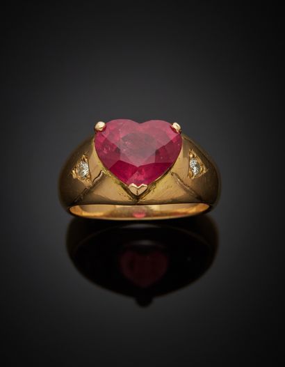 null 18K yellow gold 750‰ ring, adorned with a heart-shaped ruby (treated) shouldered...