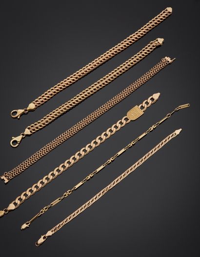 null 
Lot including:

Curb in 9K yellow gold 375‰, triple mesh.

L. 21 cm

Curb in...