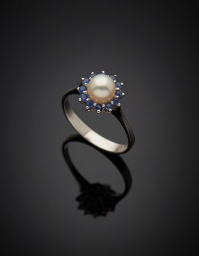 null 18K white gold 750‰ ring, adorned with a cultured pearl, surrounded by blue...