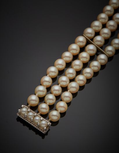 null Bracelet composed of three rows of cultured pearls in choker, 18K white gold...