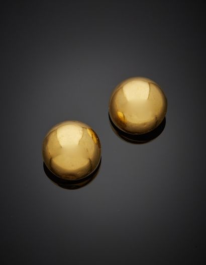  Paire de clips d’oreilles en or jaune 18K 750‰, en forme de demi-sphère. Bosses....