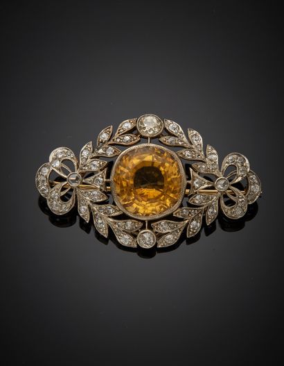 null Broche en or jaune 18K 750‰ et argent 2nd titre 800‰, de forme navette, parée...