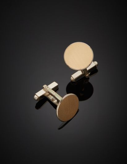 null Pair of silver cufflinks 2nd title 835‰, adorned with guilloche and gilded discs.

Gross...