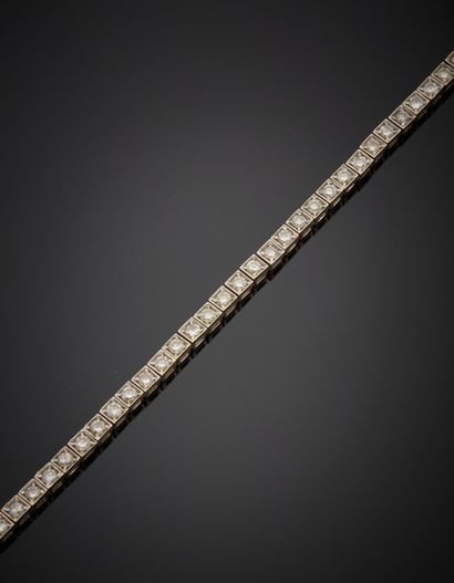 null Bracelet en or deux tons 18K 750‰, serti d’une ligne de diamants brillantés....