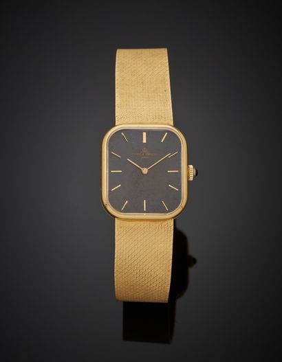 null BAUME & MERCIER - Men's 18K yellow gold 750‰ cushion-shaped wristwatch, black...