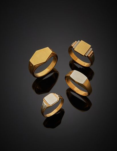null Four signet rings in 18K polychrome gold 750‰. French work in the Art Deco style.

Finger...