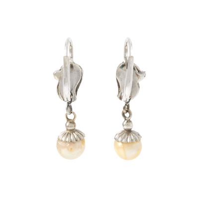 null Pair of 18K white gold 750‰ earrings adorned with articulated cultured pearls...