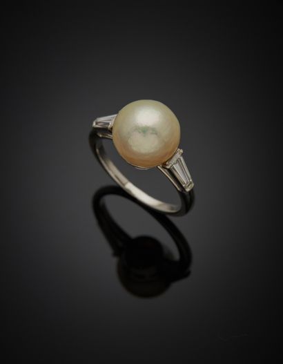 null 18K white gold 750‰ ring, adorned with a white button-shaped cultured pearl...