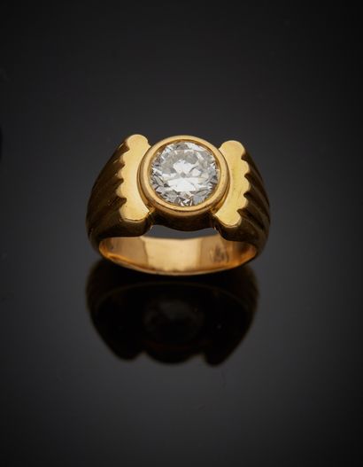 null 18K yellow gold 750‰ ring, adorned with a brilliant cut diamond mounted in a...