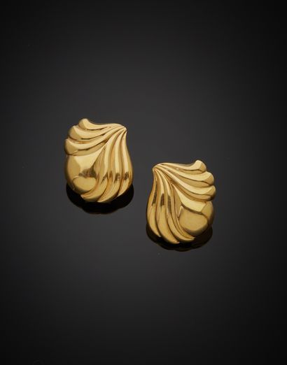null Pair of 18K yellow gold 750‰ ear clips in the form of a stylized feather. 

Dents...