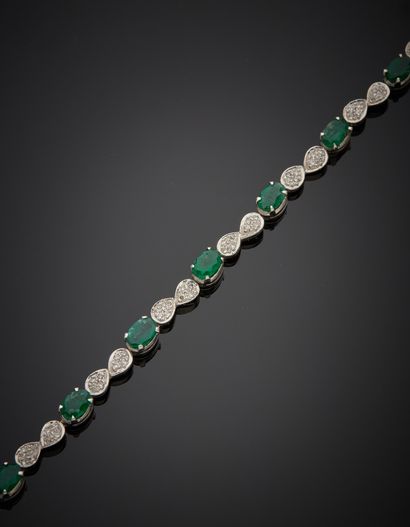 null 18K white gold bracelet 750‰, set with alternating oval-shaped emeralds (treated)...