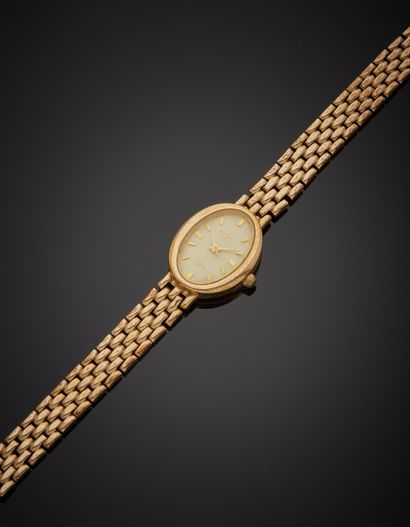 null Ladies' 9K yellow gold 375‰ wristwatch, oval dial, quartz movement as is. Brick...