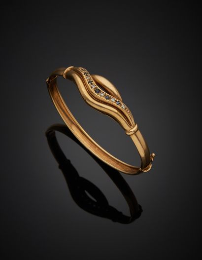 null 9K yellow gold bracelet 375‰, rigid, adorned with a line set with blue and white...