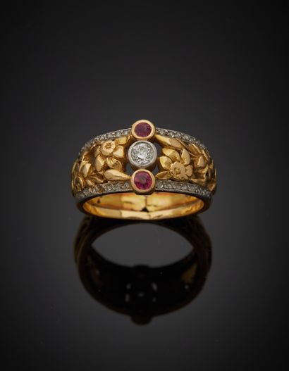 null Two-tone 18K gold 750‰ band ring, adorned at its center with a brilliant-cut...