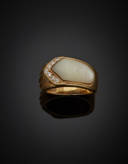 18K yellow gold 750‰ ring, adorned with mother-of-pearl...