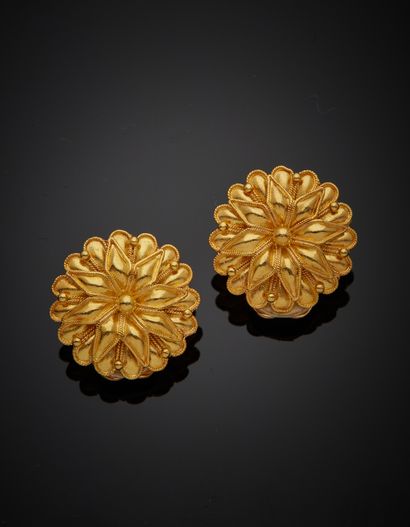 null Pair of 18K yellow gold 750‰ round-shaped ear clips with rosette decoration....