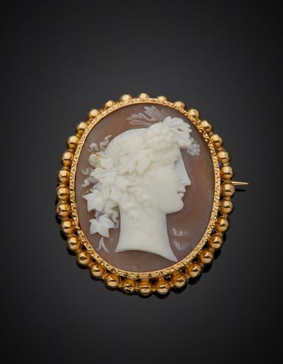 null 18K yellow gold 750‰ brooch, oval in shape, adorned with a cameo on shell depicting...