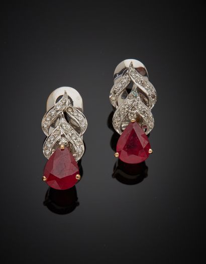null Pair of 18K white gold 750‰ ear clips set with red piriform stones topped with...