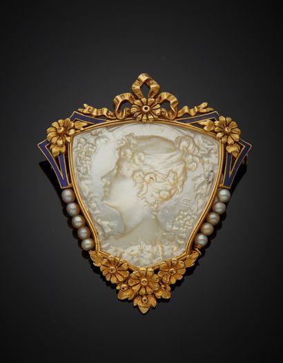 null 18K yellow gold 750‰ brooch, featuring a cameo on mother-of-pearl depicting...