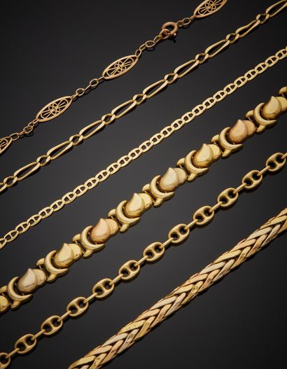 null Six 18K yellow and polychrome gold 750‰ curb chains.

Accidents and traces of...