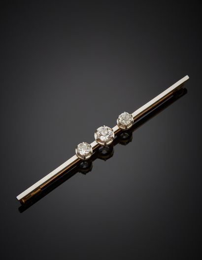 null Two-tone 18K gold 750‰ barrette brooch, adorned with three old-cut diamonds....