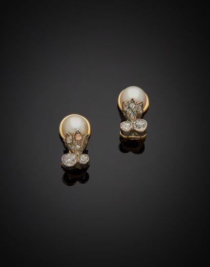 null Pair of 18K yellow gold 750‰ and silver 2nd title 800‰ ear clips, adorned with...