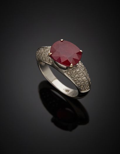null 18K white gold 750‰ band ring, set with an oval-shaped ruby (treated) shouldered...