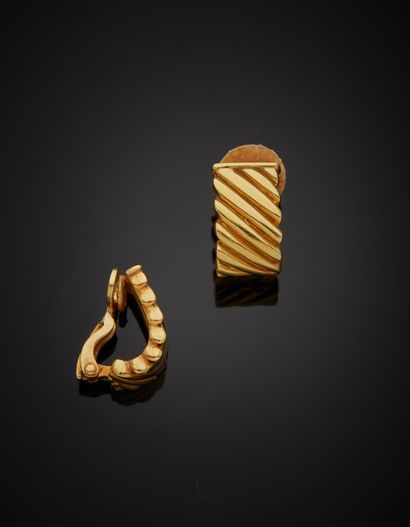 null Pair of 18K yellow gold 750‰ ear clips with twisted gadroon motifs. 

H. 1.50...