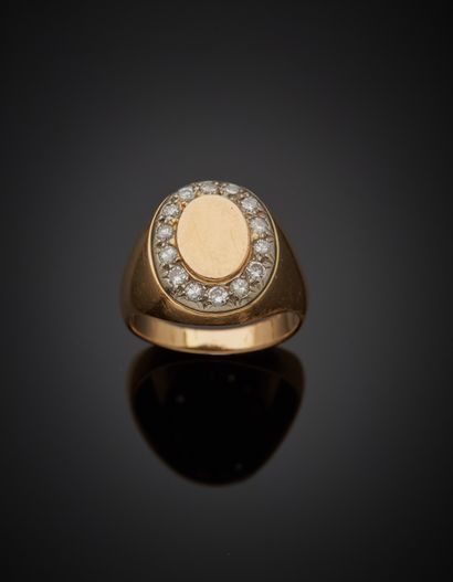 null Chevalière in 18K two-tone gold 750‰, oval in shape, the top adorned with a...