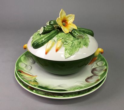 null Christian DIOR

Soup tureen and its two trays in porcelain, decorated with flowering...