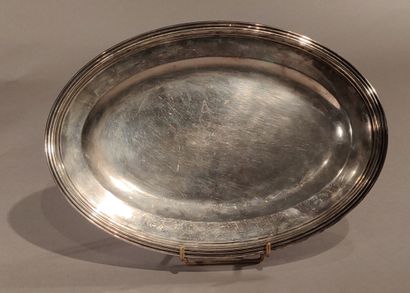 null Lot en métal argenté comprenant : 

- Une théière 

- Un plat ovale

- Divers...