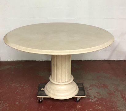 null Table ronde en marbre blanc, piètement en colonne cannelée reposant sur une...