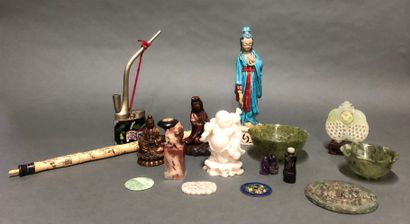 Lot including : 

- Ceramic Guanyin holding...