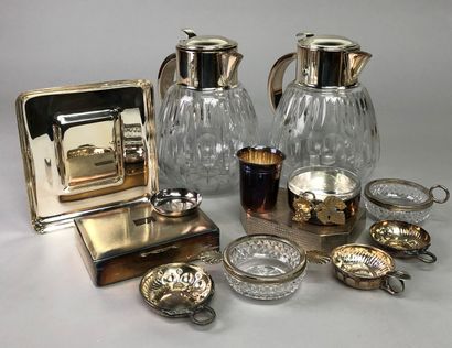 null Lot in silver plated metal including : 

- A pair of cut crystal punch carafes....