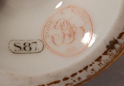 null SEVRES

Vase en porcelaine à fond beige et liserets or

Porte une marque S87

H....