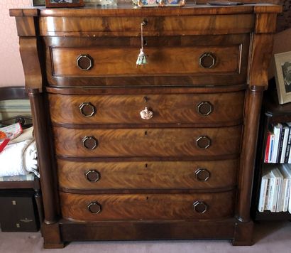 Mahogany veneer chest of drawers, opening...