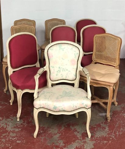 null Lot including : 

- A suite of four carved molded wood chairs, caned, Louis...