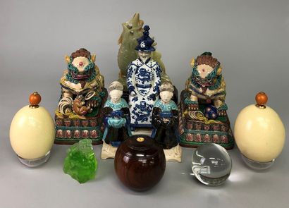 null Important mannette including: Asian statuette, two ostrich eggs, travel souvenirs,...