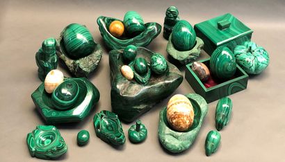 null Mannette with various malachite objects and hard stone eggs