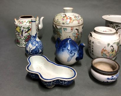 null Lot including : 

- Porcelain teapot decorated with animated scenes of characters...