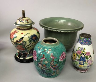 null Important mannette including a set of Asian ceramics, porcelains and cloisonné...