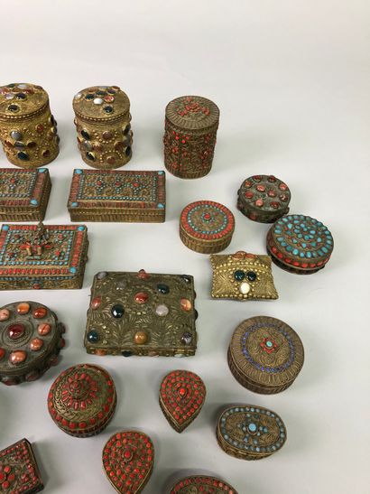  Mannette comprenant un ensemble de boîtes en métal et incrustations de pierres dures...