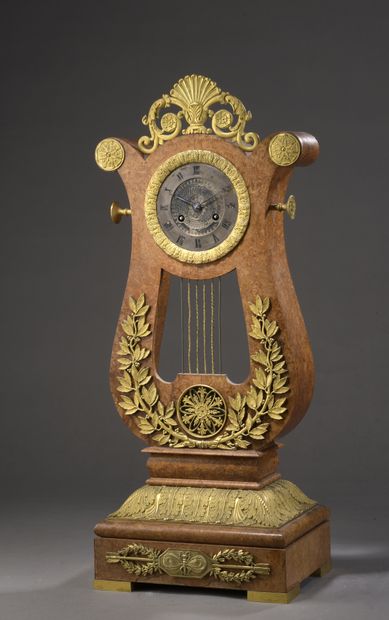 null Lyre clock in burr and gilt bronze 

Charles X period

Misses and accidents...