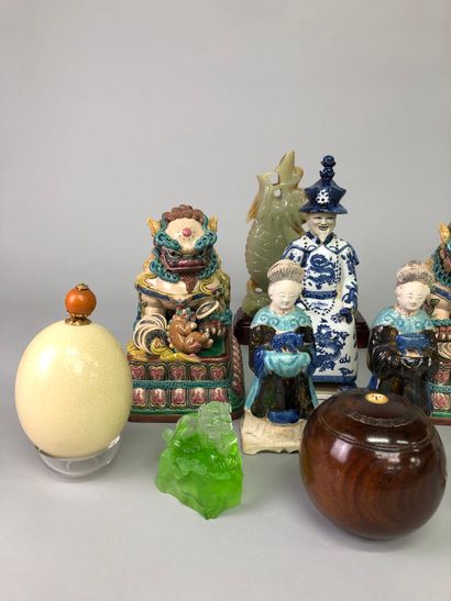  Important mannette including: Asian statuette, two ostrich eggs, travel souvenirs,...